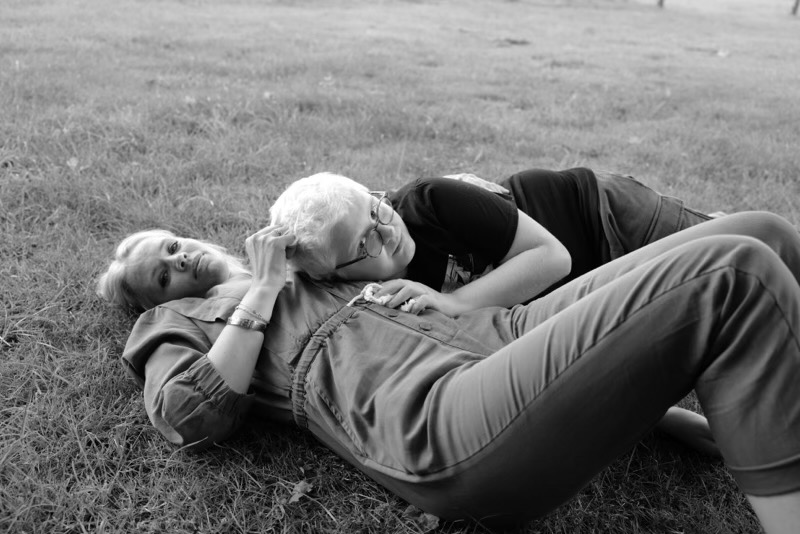 Céline et Édouard allongés dans l’herbe